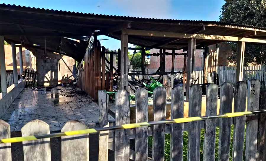 Autônoma tenta reconstruir casa destruída por incêndio no Acre: ‘fiquei com a roupa do corpo’