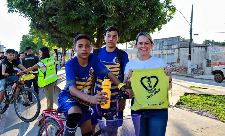 Detran leva atividade educativa aos ciclistas de Tarauacá durante o Maio Amarelo