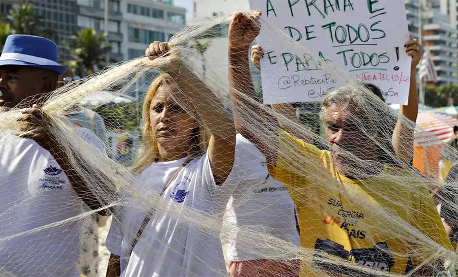 Manifestantes protestam contra PEC das Praias na orla do Rio