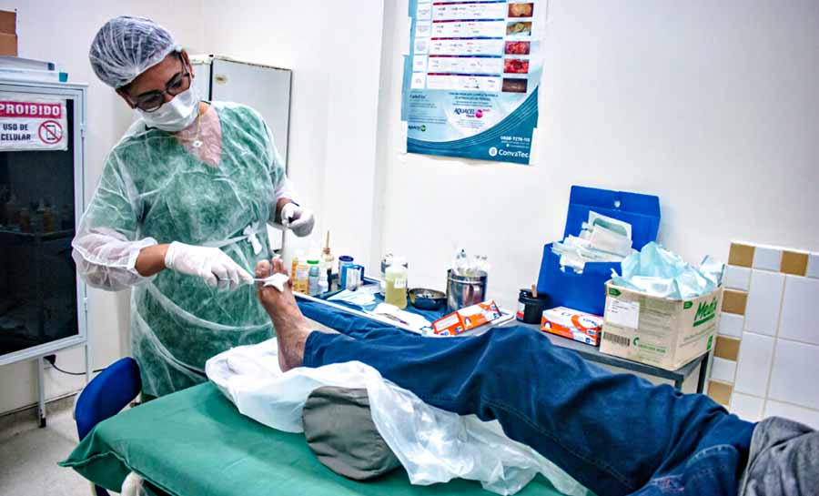 Fundhacre presta serviço de tratamento a pacientes diabéticos que possuem lesões agravadas pela doença