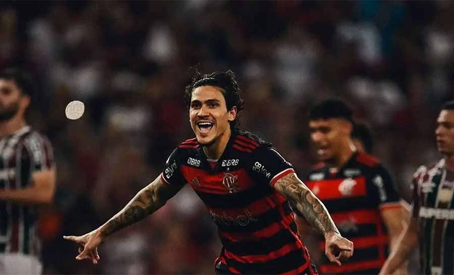 Flamengo bate Flu com gol de pênalti e segue líder do Brasileirão