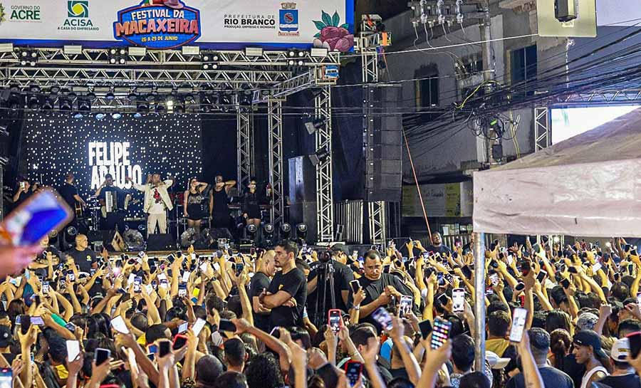 1º Festival da Macaxeira é sucesso de público com Felipe Araújo na primeira noite
