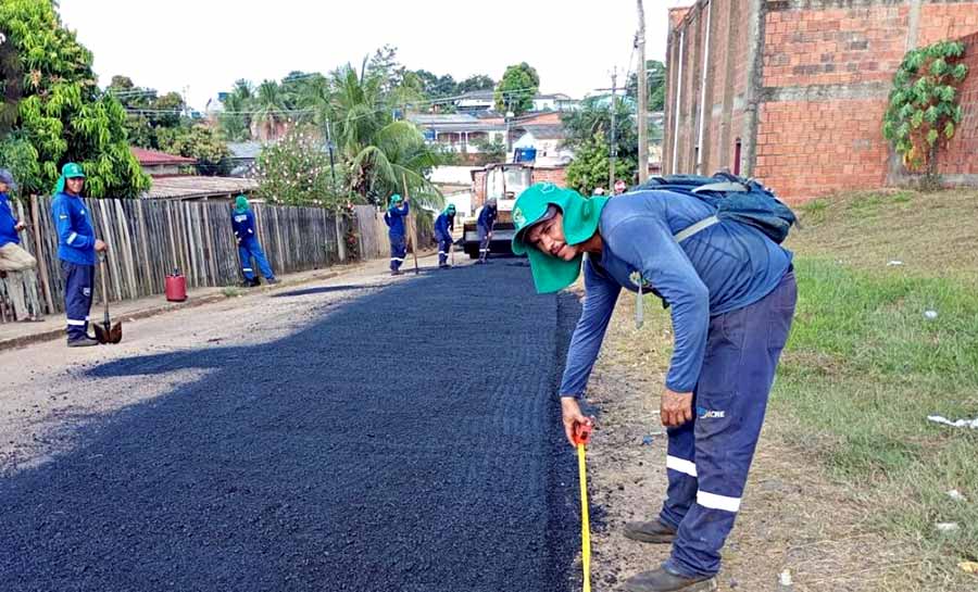 Parceria entre governo e Prefeitura de Bujari garante aplicação de 900 toneladas de asfalto nas ruas