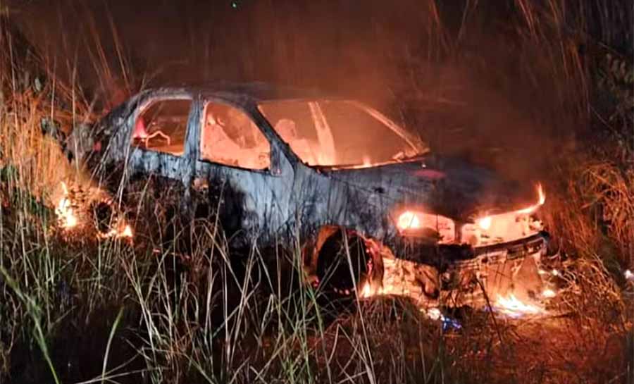 Homem é achado morto com as mãos amarradas ao lado de carro carbonizado em Rio Branco