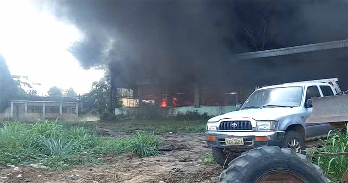 Incêndio causado por queima de pneus atinge prédio abandonado em Brasiléia