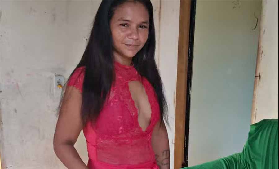 Corpo de mulher é encontrado parcialmente queimado e enrolado em lona na capital acreana