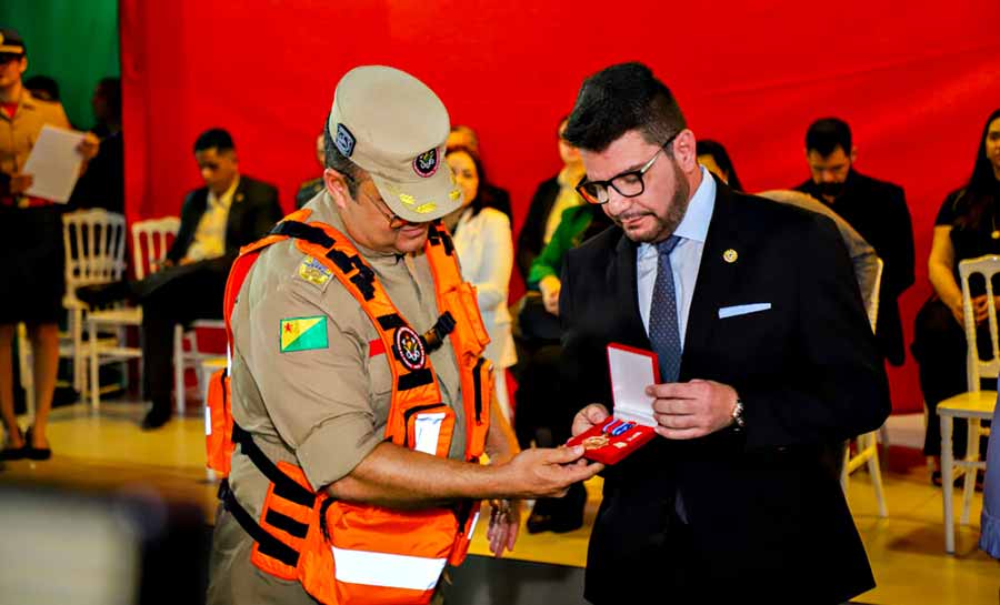 Nos 50 anos do Corpo de Bombeiros, governador recebe honrarias militares por investimentos e modernização da corporação