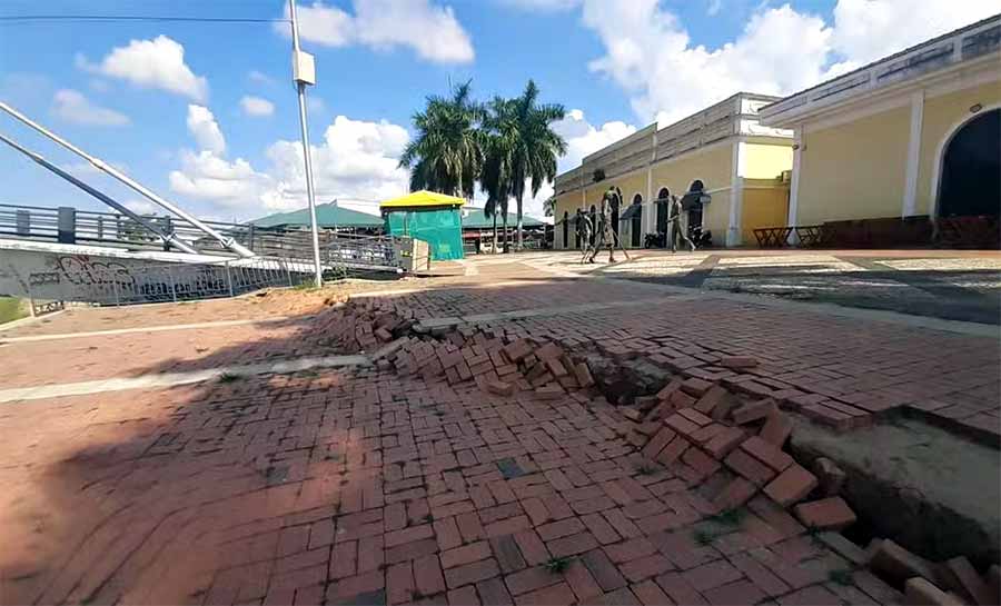 Após fechar passarela, Defesa Civil interdita parte do calçadão do Mercado Velho em Rio Branco