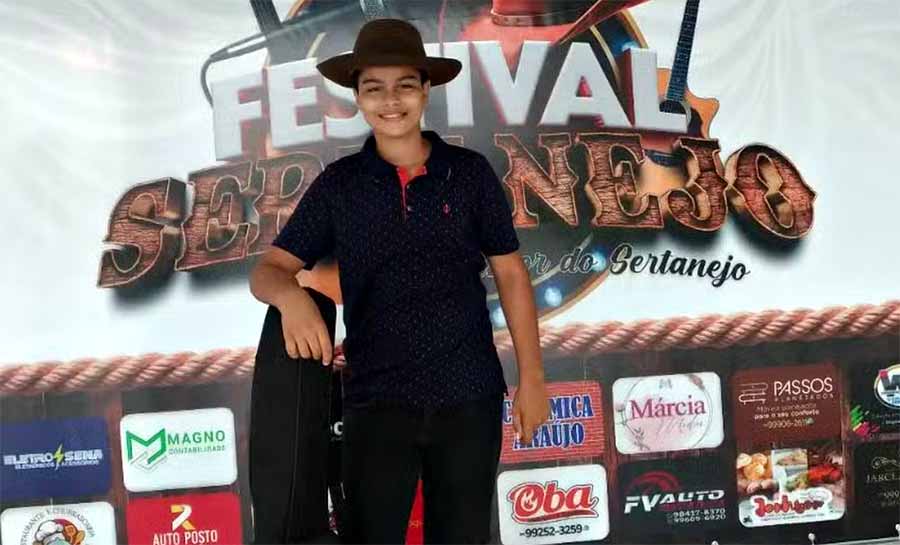 Acreano de 13 anos chama atenção na web com covers sertanejos: ‘Me vejo igual ao Gusttavo Lima’