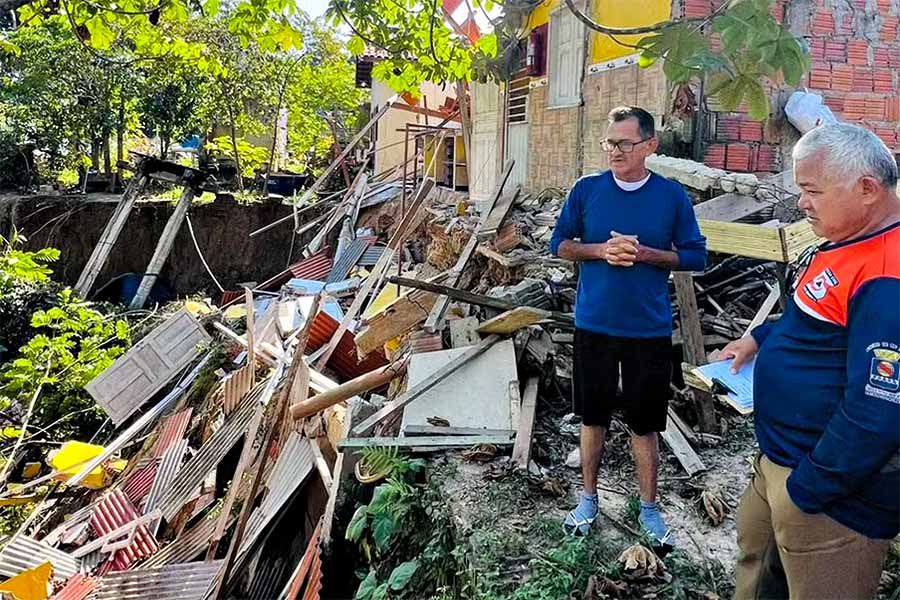 Uma casa é destruída e duas sofrem danos severos em deslizamento de terra no Acre