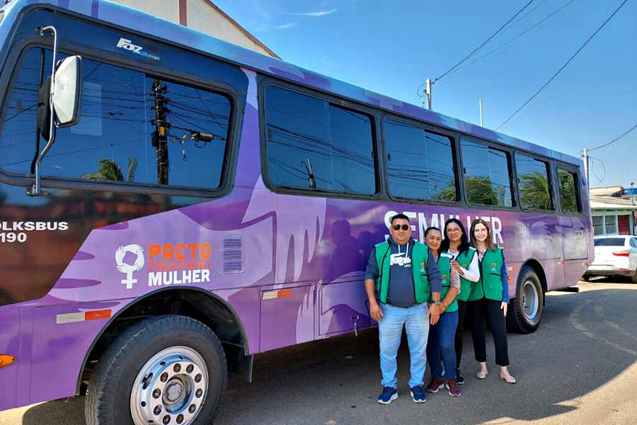 Ônibus Lilás da Semulher leva atendimento social, psicológico e jurídico para o bairro Vitória