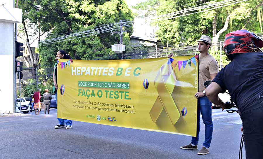 Sesacre realiza ação de panfletagem no centro de Rio Branco para informar sobre hepatites virais