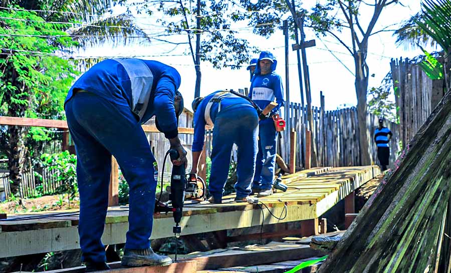 Prefeitura de Rio Branco inicia construção de nova ponte e limpeza de córrego no Ouricuri