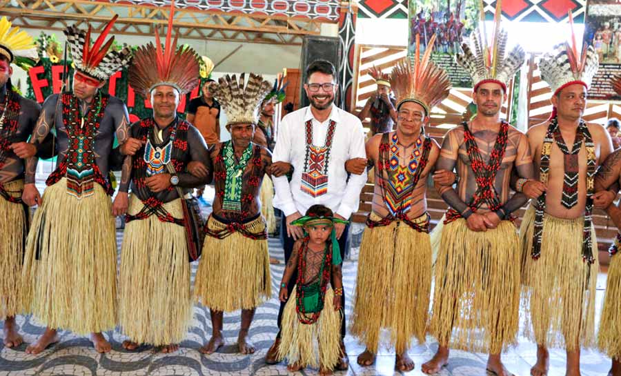 Governador Gladson Cameli prestigia segundo dia do Festival Puyanawa e destaca importância de valorizar a cultura indígena