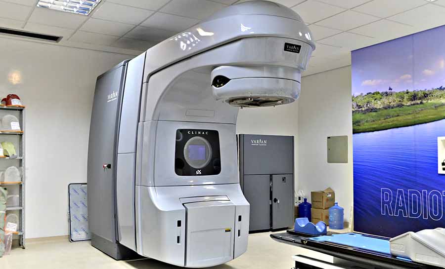Com investimento de R$ 5 milhões, governo instala melhorias em aparelho de radioterapia e diminui tempo de tratamento contra câncer
