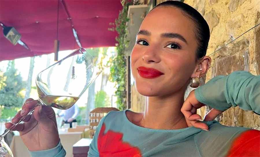 Bruna Marquezine chama a atenção com vestido transparente: ‘Deslumbrante’