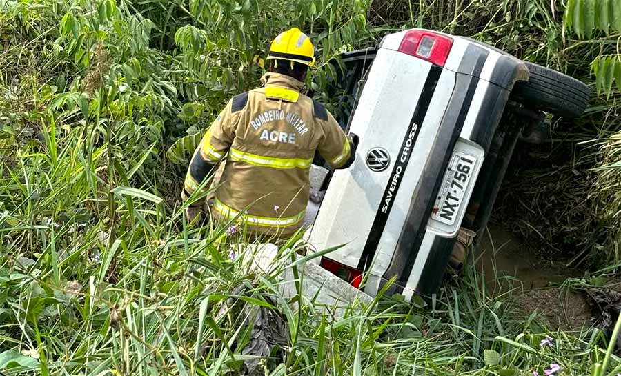 Motorista perde o controle e carro cai em barranco na BR-364