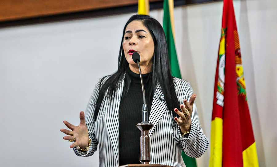 Maria Antônia solicita retomada de reforma em unidade de saúde e instalação de lombada em cruzamento