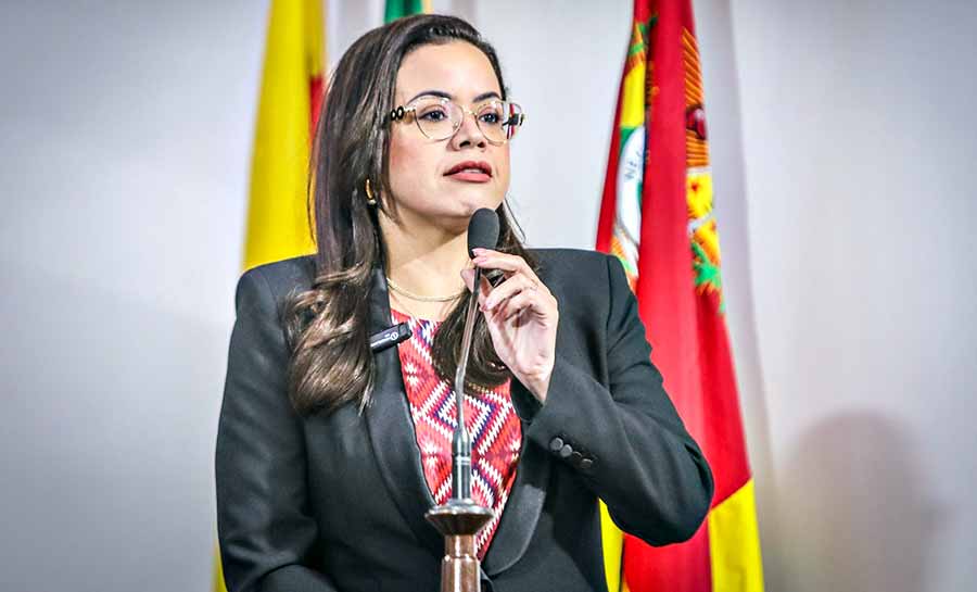 Michelle Melo critica governo por falta de compromisso com trabalhadores da educação e saúde