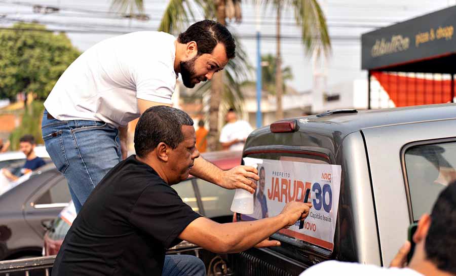 Jarude começa campanha com pé ‘direito’ e adesivaço em comitê: “Um NOVO futuro para Rio Branco”