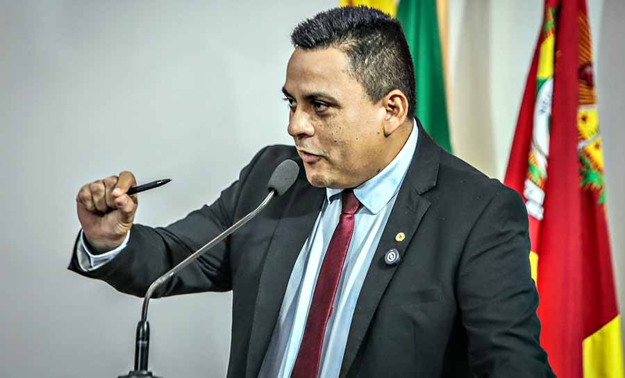 Deputado Gilberto Lira nega envolvimento em polêmica e questiona veracidade de acusações contra o prefeito de Sena Madureira