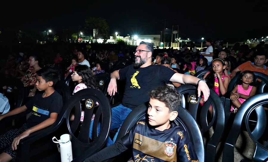 Ônibus que leva cinema aos bairros estaciona na Cidade do Povo e faz a alegria dos moradores