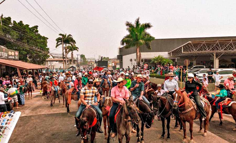 Cavalgada anima sábado e abre oficialmente a Expoacre: ‘expectativa é a melhor possível’