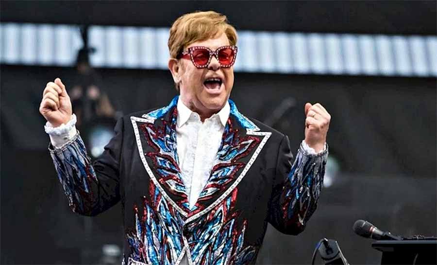 Elton John revela infecção severa em um dos olhos e diz que está com ‘visão parcial’