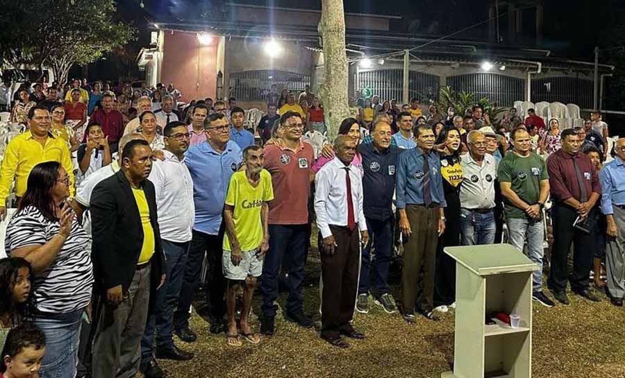 Bocalom celebra o amor de Cristo em reunião com pastor João Gomes