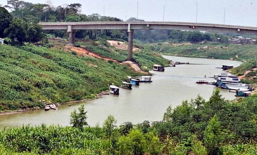 Rio Iaco atinge 32 centímetros e chega à maior seca história em Sena Madureira