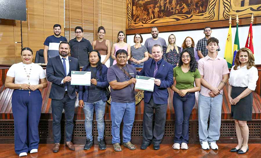 Deputados entregam certificados para alunos indígenas do Educa ALEAC