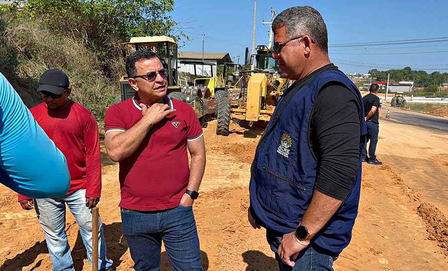 Gonzaga acompanha obras de duplicação da estrada do aeroporto de Cruzeiro do Sul e destaca investimentos do governo