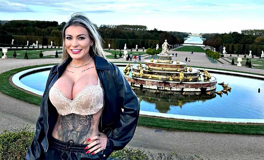 Andressa Urach visita ponto turístico de Paris usando sutiã: ‘Piriguete não sente frio’