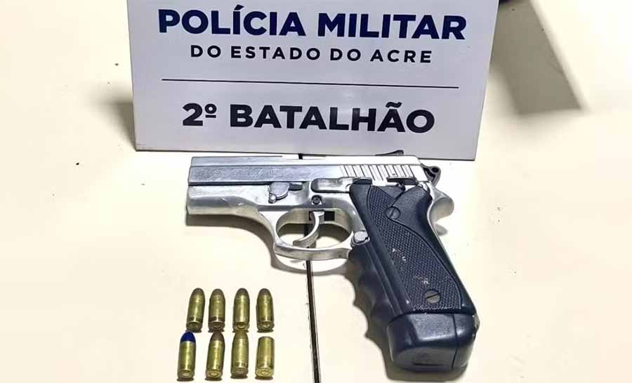 Suspeitos trocam tiros com a polícia, um é atingido na perna, enquanto os outros fogem no Acre