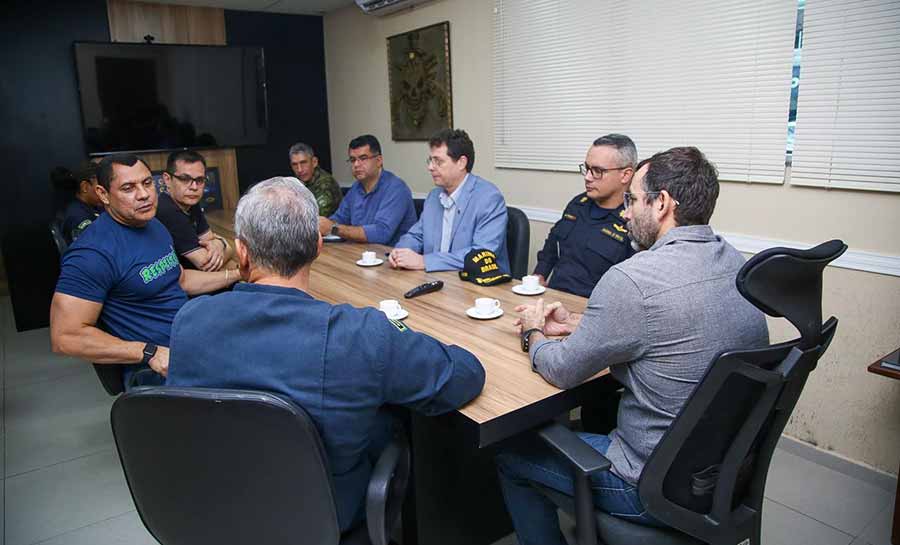 Ulysses participa de reunião da Marinha para definir operações de combate ao tráfico no Juruá