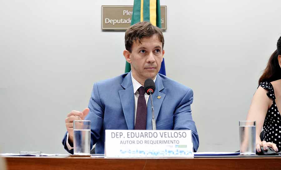 Deputado Eduardo Velloso defende revisão dos salários de médicos e cirurgiões-dentistas em audiência pública na Câmara