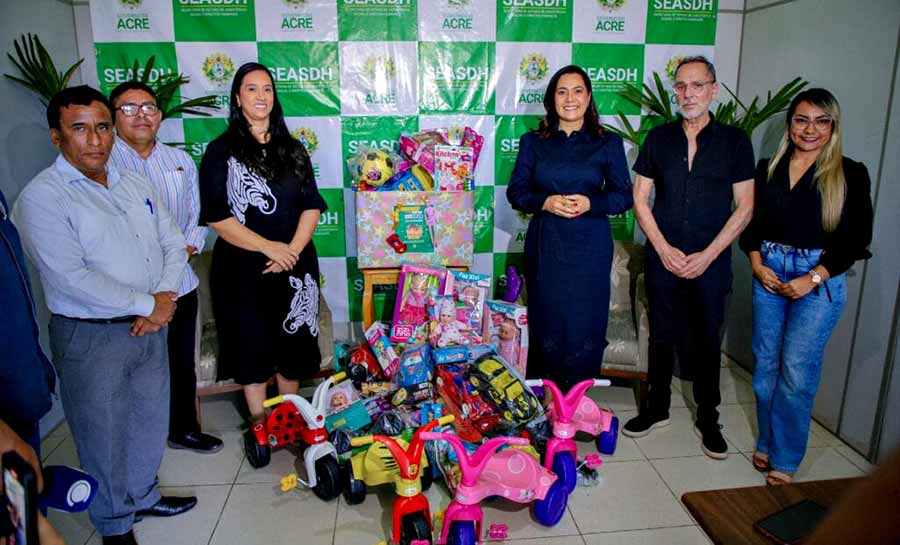 Governadora em exercício Mailza Assis recebe doação de brinquedos do Consulado do Peru em Rio Branco