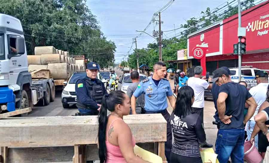 Moradores bloqueiam trânsito em protesto contra falta de água na Baixada da Sobral, em Rio Branco