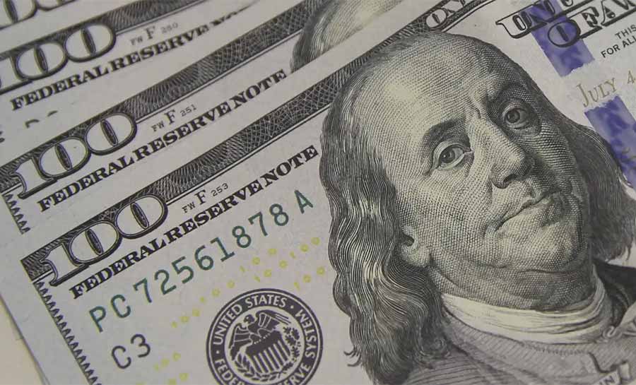 Dólar ultrapassa R$ 5,70 e fecha no maior valor em quase três meses