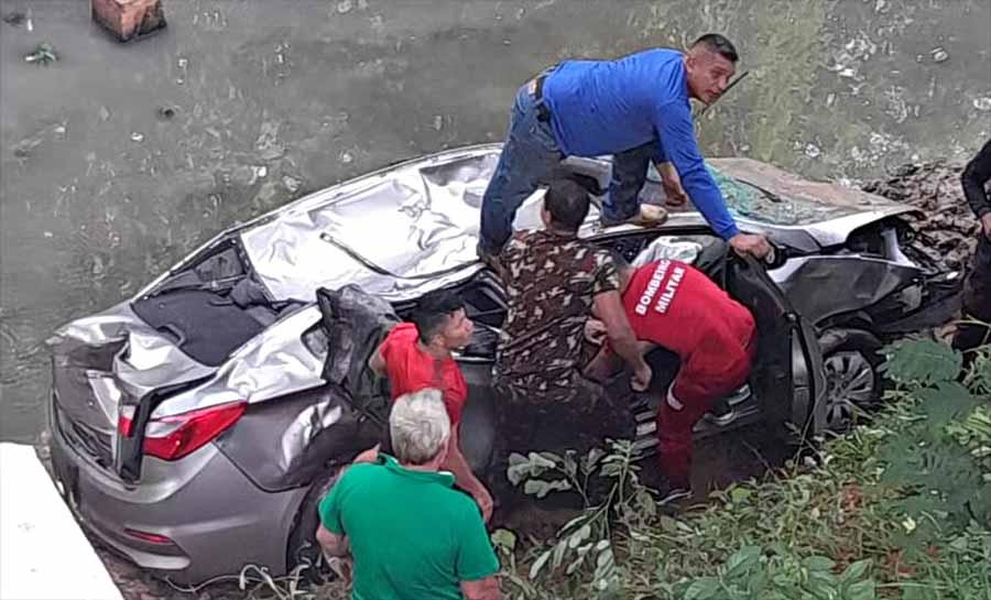 Socorristas do Samu, bombeiro e populares fazem ‘corrente humana’ para resgatar motorista que caiu de ponte em Rio Branco