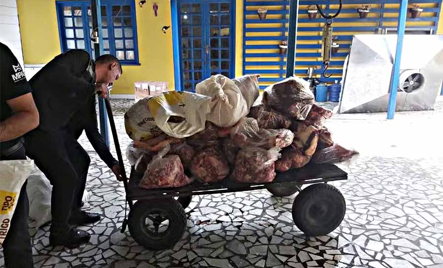 Ação apreende mais de meia tonelada de alimentos fora da validade em empresa que serve comida em presídio no Acre, diz MP