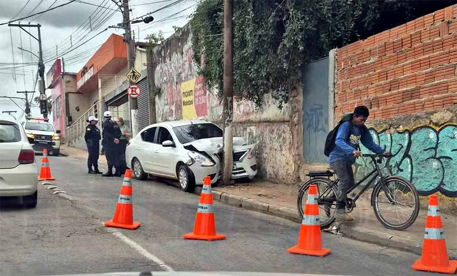 Motorista de app desmaia durante corrida, passageira assume volante e bate em poste de energia no Acre