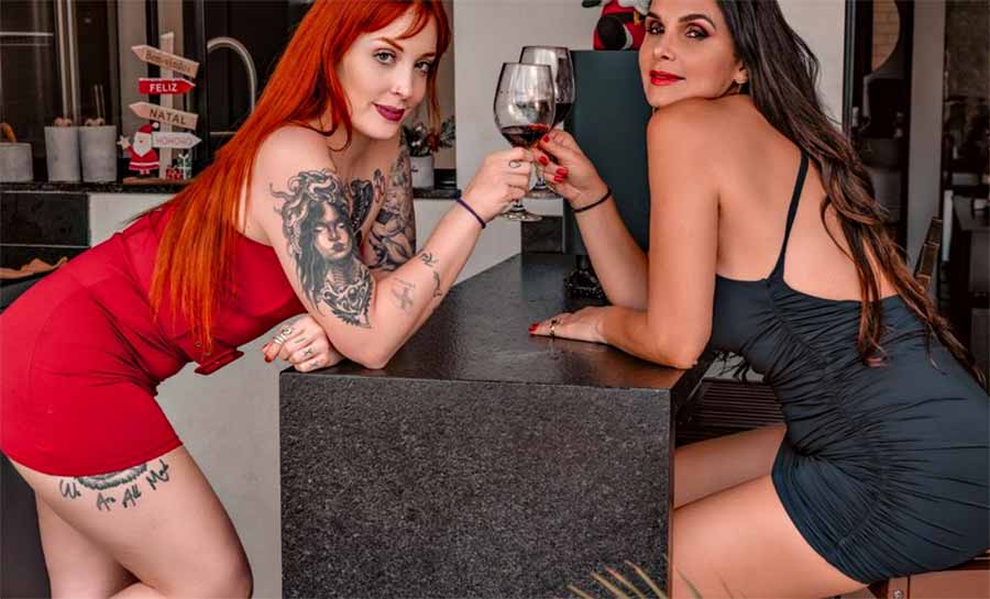 Luiza Ambiel grava conteúdo adulto com atriz Mel Fire; veja fotos