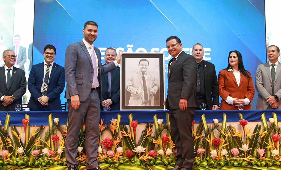 Nicolau Júnior homenageia Luiz Gonzaga com quadro exclusivo na sessão de encerramento do ano legislativo