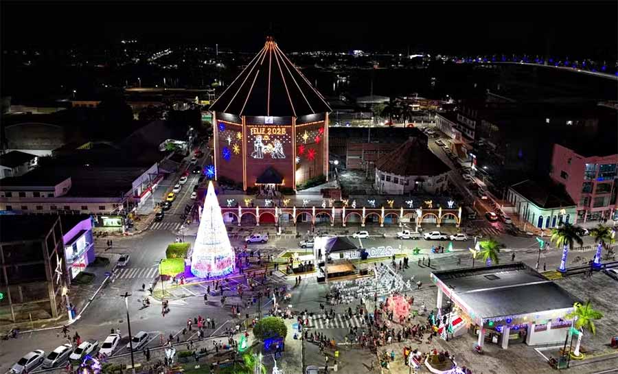 Cruzeiro do Sul acende luzes de Natal com árvore de mais de 22 metros