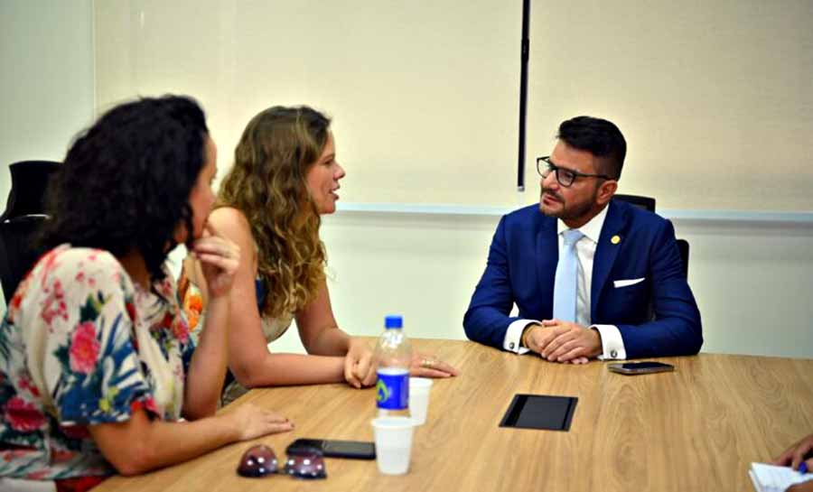 Governador recebe equipe que vai produzir documentário sobre Chico Mendes e desenvolver oficinas culturais no estado