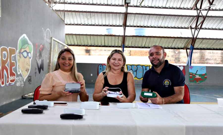 Programa Olhar Digital entrega óculos para estudantes em Rio Branco