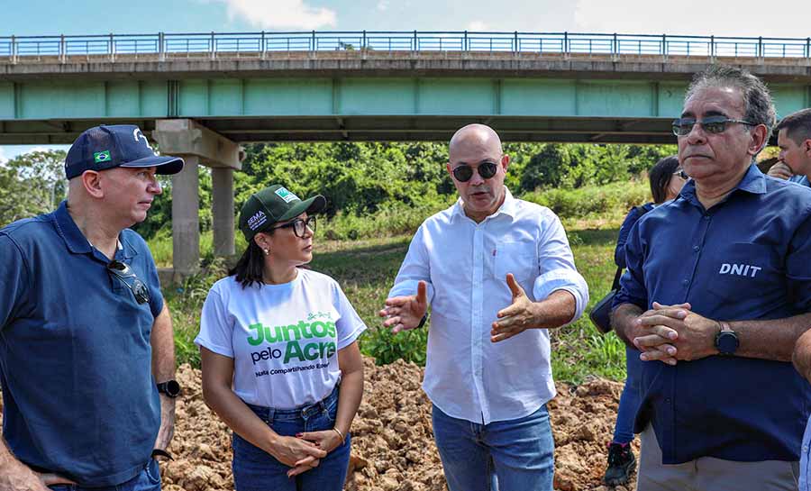 Comitiva liderada pelo presidente da FIEAC vistoria a situação da ponte do Caeté