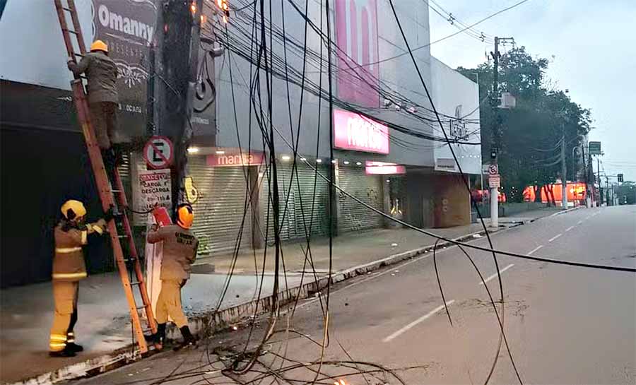 Incêndio em poste no Centro de Rio Branco deixa órgãos sem internet; suspeita é de furto de cabos