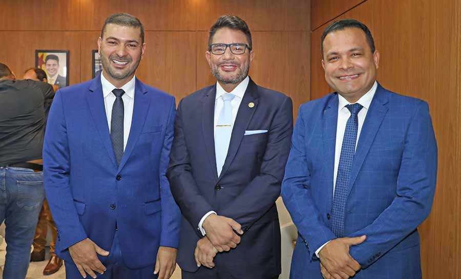 Durante cerimônia de recondução à presidência da Aleac, Nicolau elogia trabalho de Tadeu Hassem na COF: “Deu um show”